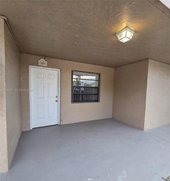 Building Photo - 2560 W 60th St
