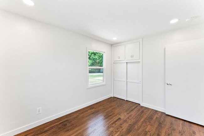 Building Photo - Nicely Remodeled 3 Bed 2 Bath in West Chul...