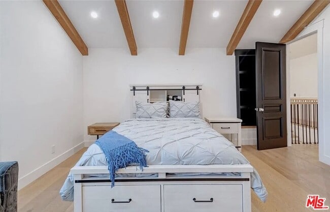 Building Photo - 5225 Topeka Dr