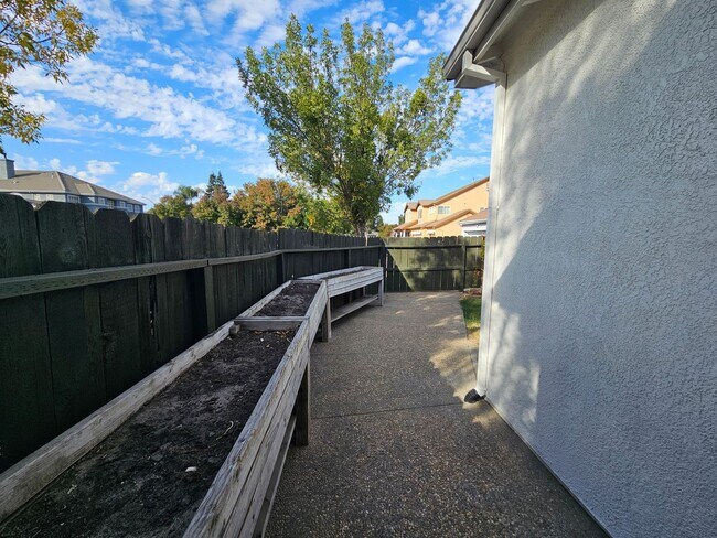 Building Photo - Single story home in Sylvan School District!