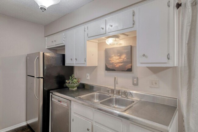 Building Photo - Cozy 2-Bedroom Duplex in Prime North Austi...