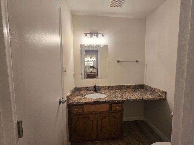 Building Photo - Meticulously Kept 2BR, 3BA Townhome with D...