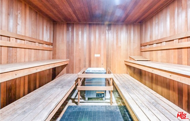 Building Photo - 6752 Hillpark Dr