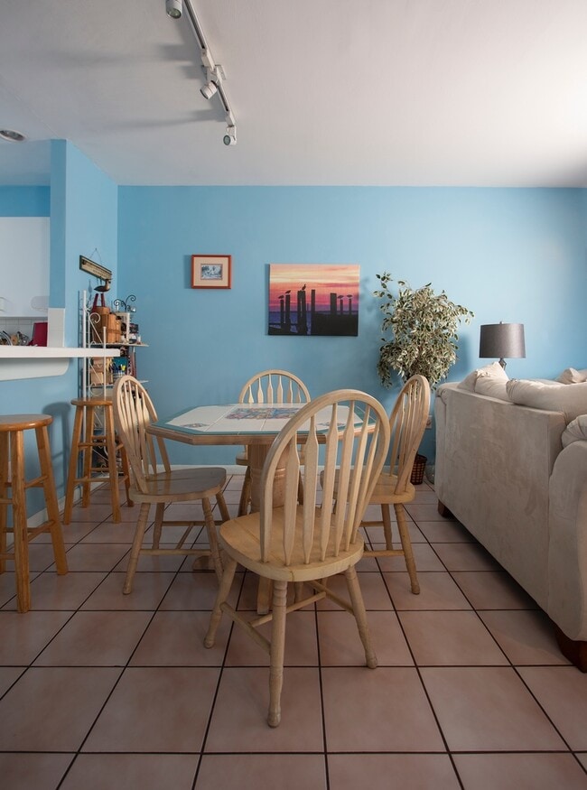 Building Photo - Oceanview condo available NOW until Novemb...