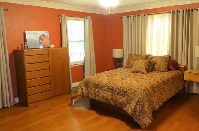 Building Photo - 402 Mt Airy Rd