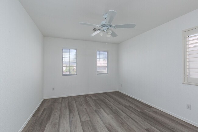 Building Photo - 3 bedroom home located near 215 Freeway and shopping.