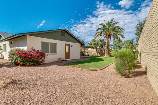 Building Photo - 3 BEDROOM, 2 BATHROOM TEMPE HOME WITH 2 CA...