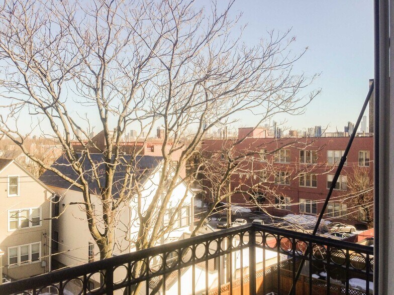 Building Photo - 2539 N Southport Ave