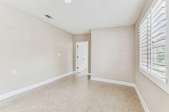 Building Photo - 2580 Granada Cir W