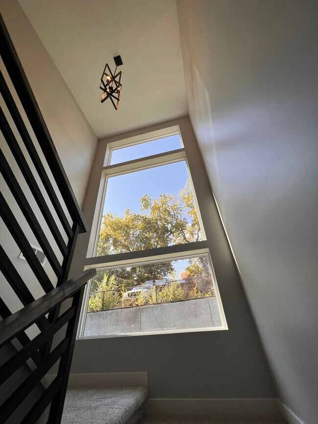 Building Photo - Luxury Living In Midtown near UNMC - 2bed 3bath + Garage