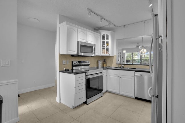 Building Photo - 100 Pelican Pointe Dr