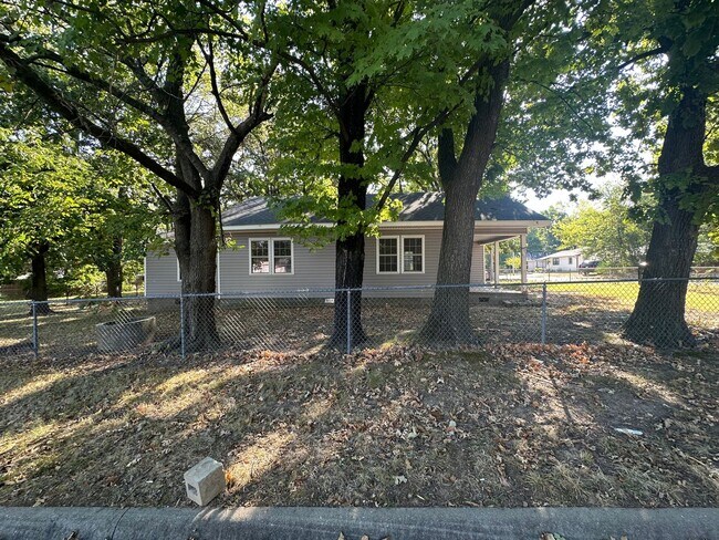 Building Photo - 402 Hart Ave
