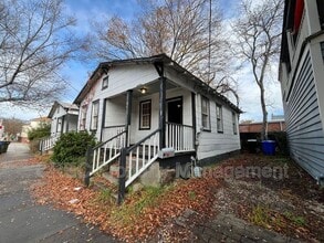 Building Photo - 160 Coming St