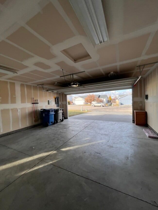 Building Photo - 515 Sawtooth St