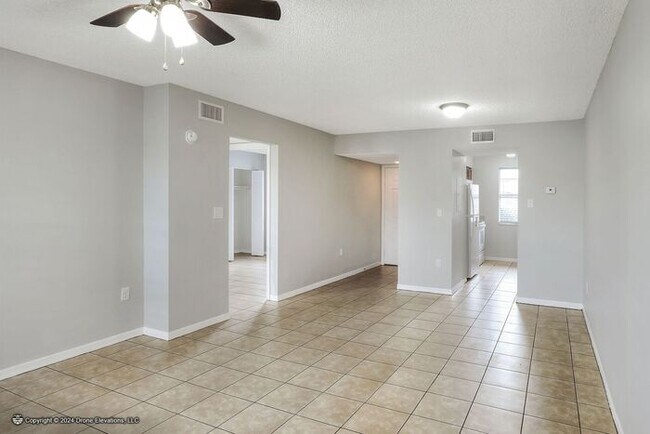 Building Photo - ***1st MONTH RENT FREE! Cute 2 Bedroom Apartment in Eagle Lake