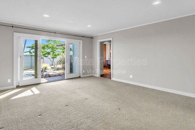 Building Photo - 5940 La Jolla Mesa Dr