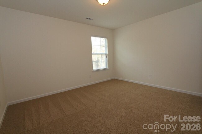 Building Photo - 127 Queensway Ln