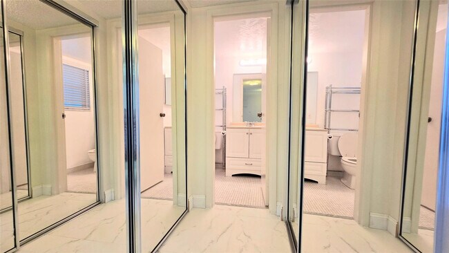 Building Photo - 8421 Lagos De Campo Blvd