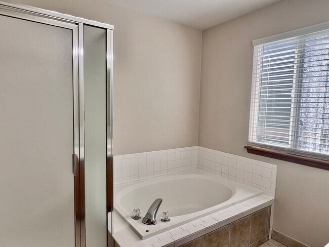 Building Photo - Wonderful 5 Bed/4 Bath Home Located on Qui...