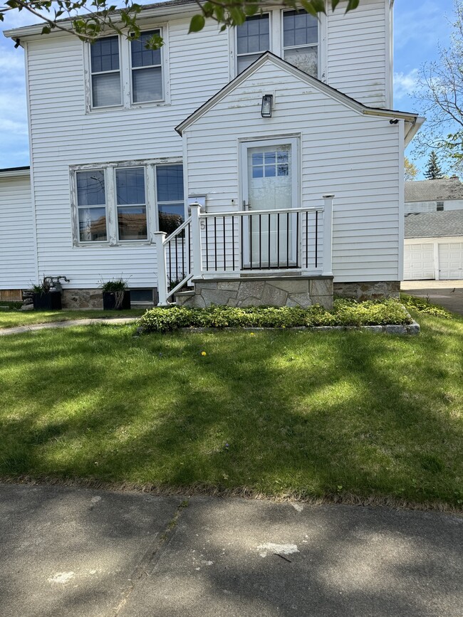 Building Photo - 15 Overland Ave