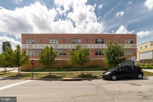 Primary Photo - 3400 Roland Ave