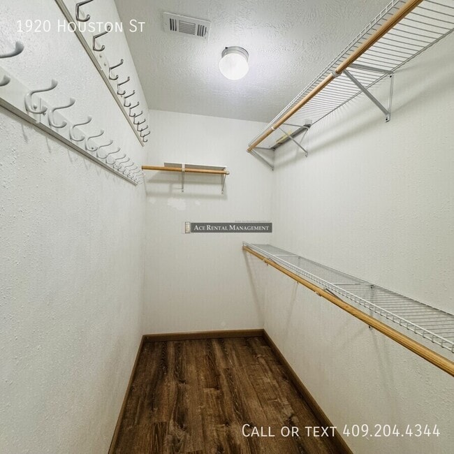 Building Photo - 1920 Houston St