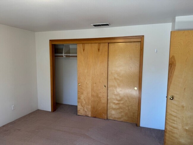 Building Photo - 323-325 SE K