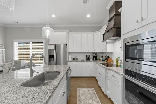 Building Photo - Exceptional Home in Donahue Ridge!