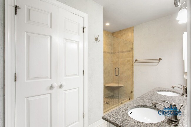 Building Photo - WONDERFUL WOODLAKE HOME WITH 1ST FLOOR BED...