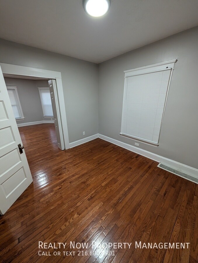 Building Photo - 1434 W 112th St