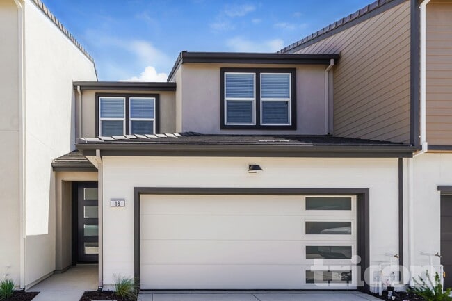 Building Photo - 18 Adella Pl