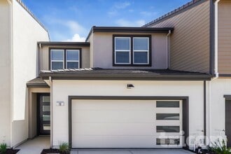 Building Photo - 18 Adella Pl