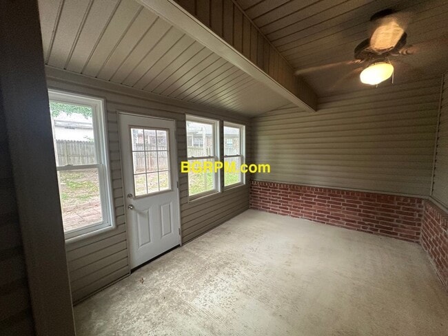 Building Photo - 3 Bed 2 Bath!