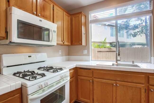 Building Photo - Desirable 3 Bedroom 2 Bath in Ivey Ridge C...