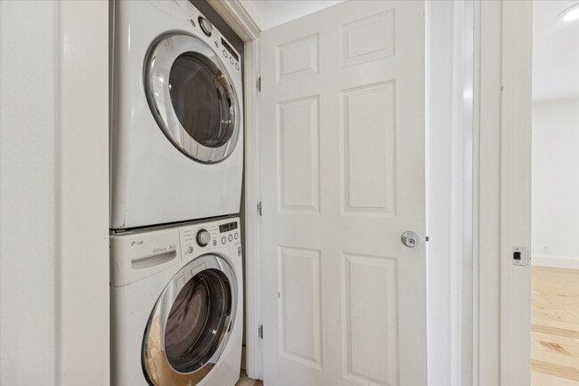 Building Photo - 2/1 Windsor Park Condo - Available Now!