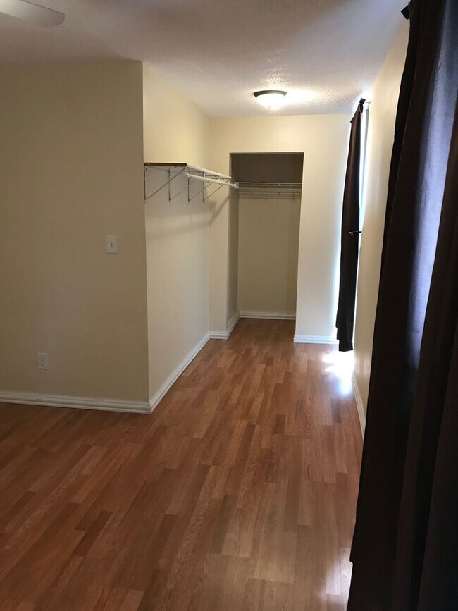 Building Photo - 612