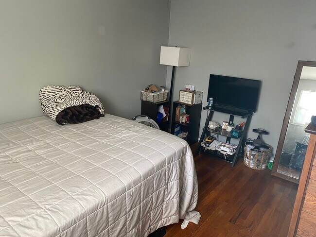 Building Photo - 608 Maple St