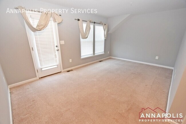 Building Photo - 8289 Meadowood Dr