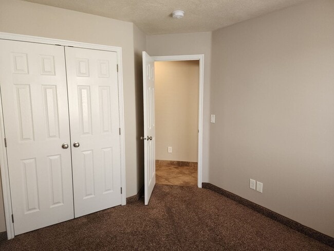 Building Photo - Charming Townhome