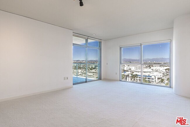 Building Photo - 13650 Marina Pointe Dr