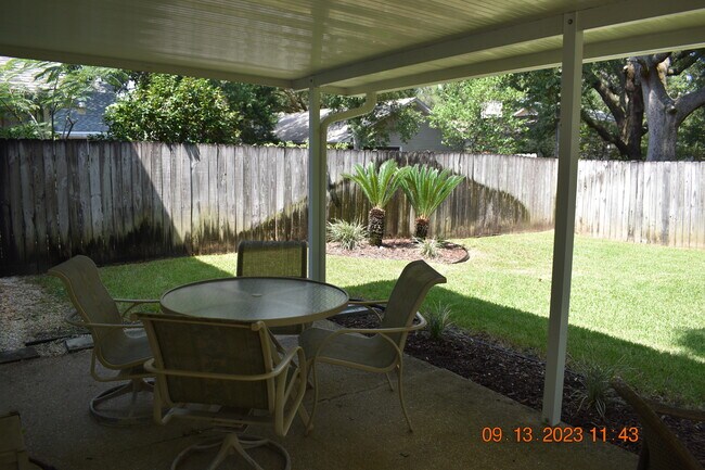 Outdoor patio set for 4 - 3126 Station Ct
