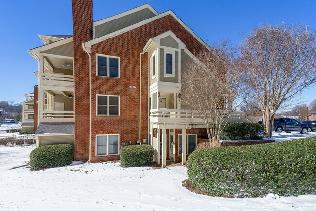 Building Photo - Spacious 2BR/2BA End Unit Condo in Desirab...