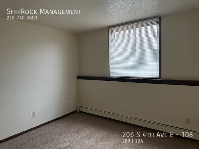 Building Photo - 206 S 4th Ave W