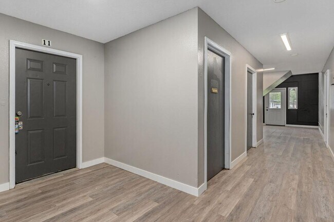 Building Photo - 1223 S Park Ave