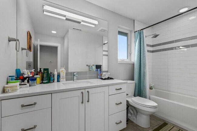 Building Photo - 5Bd/3.25Ba Seattle House