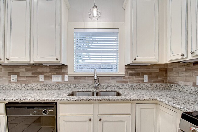 Building Photo - 26439 Richwood Oaks Dr