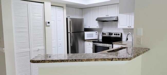 Building Photo - 1000 Crestwood Ct S