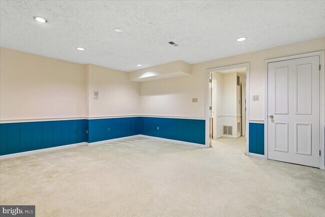 Building Photo - 5834 Waterdale Ct