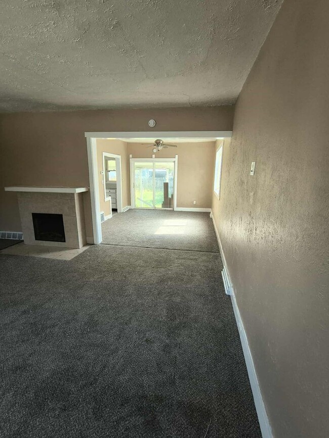 Building Photo - Cute 3 Bedroom Fully Renovated House in We...