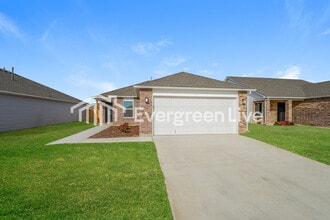 Building Photo - 1104 W Lawton Rd